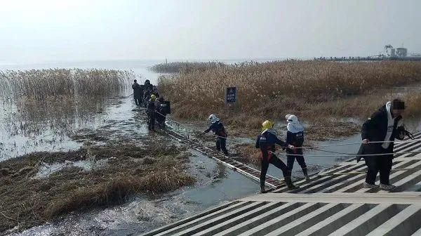 事发上海崇明！13名年轻人拍摄取景，未注意潮水上涨，被困滩涂