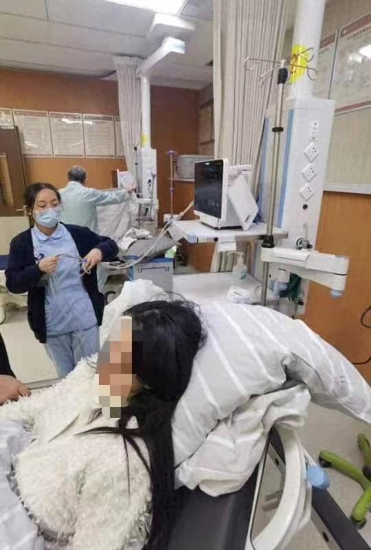 女生被同学抽板凳致骨折不满学校态度，浙江农大：已积极协调