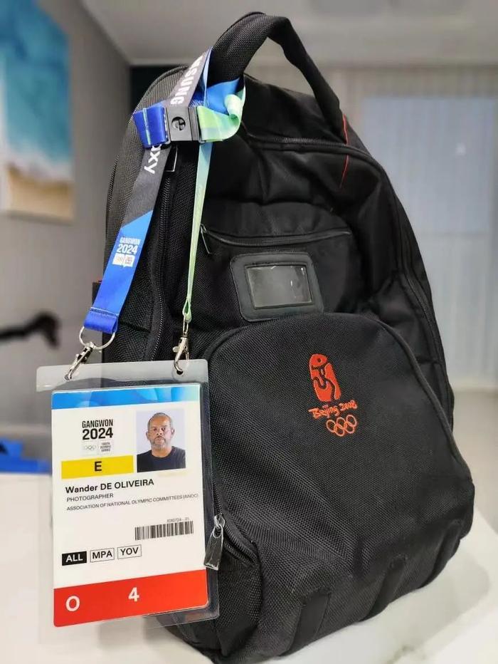又又被盯上了！16年后，外国记者背着08年北京奥运媒体包去24年冬青奥会了