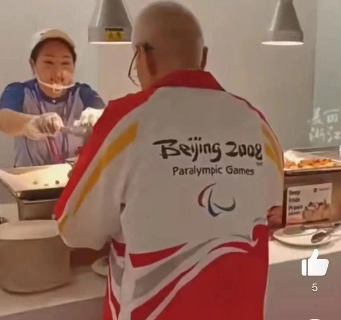 又又被盯上了！16年后，外国记者背着08年北京奥运媒体包去24年冬青奥会了