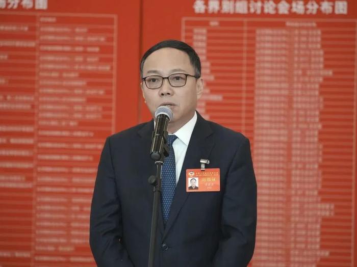 市政协十四届二次会议举行“我是委员”集体采访活动