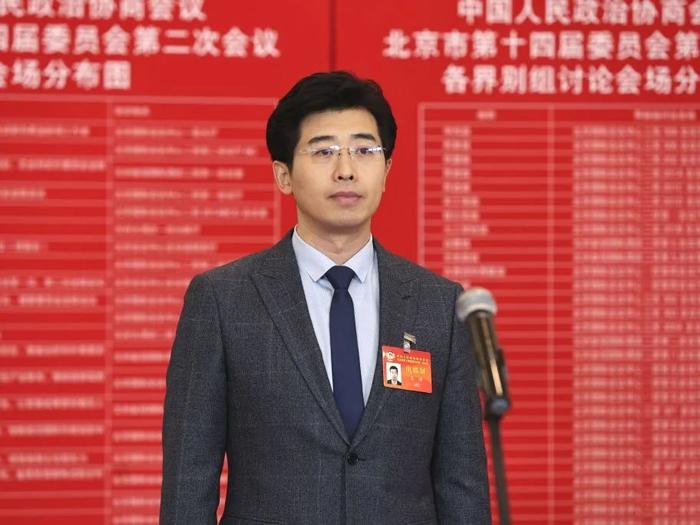 市政协十四届二次会议举行“我是委员”集体采访活动