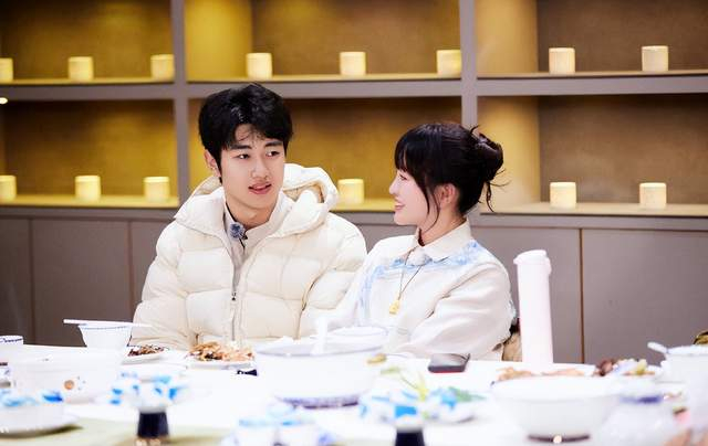 金莎首上节目回应比男友大:女大19岁天长地久,机智回应女油王梗