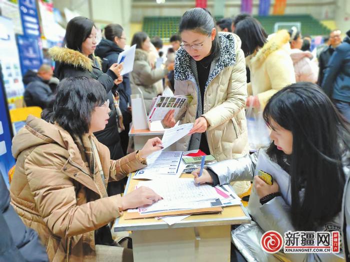 公费师范毕业生专场招聘会举行 参与招聘会的学校400余家，提供岗位2500余个，全力保障公费师范毕业生顺利就业