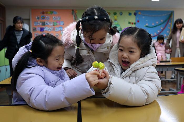 受人口出生率低迷影响，韩国超两成小学在校生不足60人