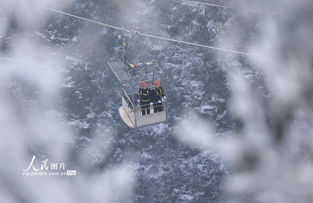 湖南张家界：巡检高空索道 保障游客安全