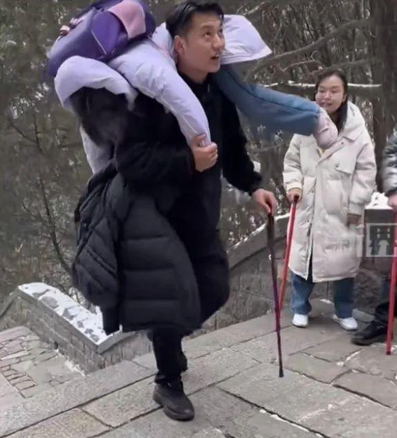 男子轮流扛媳妇和女儿登顶泰山引关注，妻子：他平时健身，身体素质好