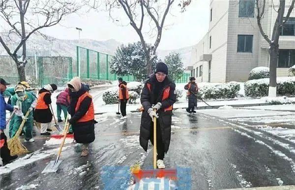 让寒潮变“暖流”！冰天雪地里的这群“志愿红”很暖~