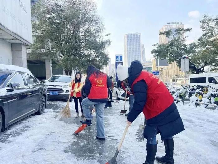 让寒潮变“暖流”！冰天雪地里的这群“志愿红”很暖~