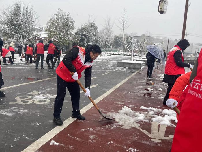 让寒潮变“暖流”！冰天雪地里的这群“志愿红”很暖~