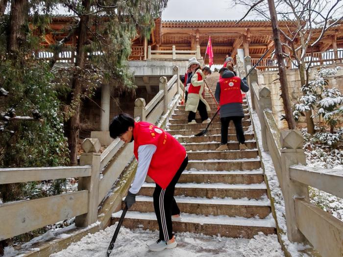 让寒潮变“暖流”！冰天雪地里的这群“志愿红”很暖~