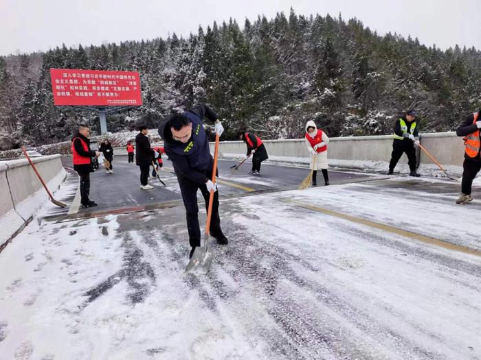 让寒潮变“暖流”！冰天雪地里的这群“志愿红”很暖~