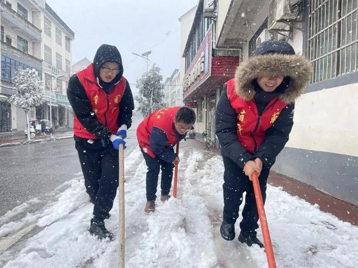 让寒潮变“暖流”！冰天雪地里的这群“志愿红”很暖~