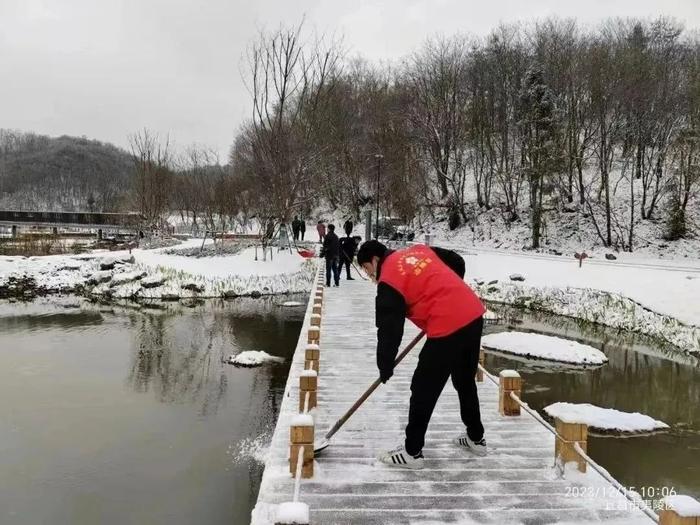 让寒潮变“暖流”！冰天雪地里的这群“志愿红”很暖~