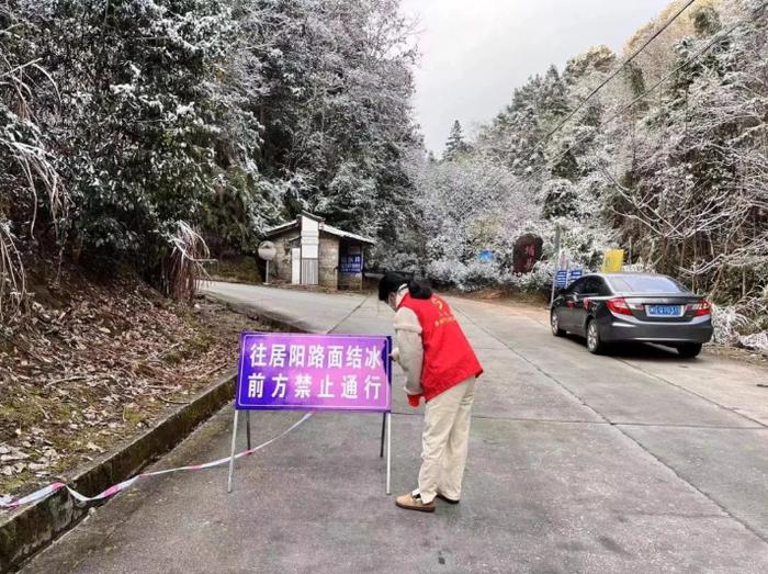 让寒潮变“暖流”！冰天雪地里的这群“志愿红”很暖~