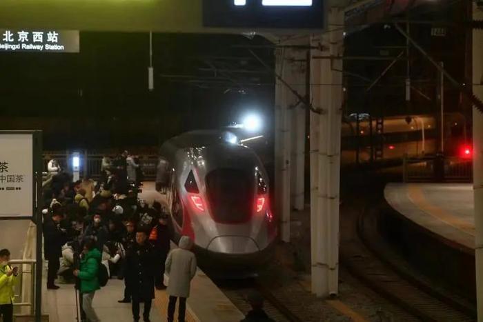 幸福回家路！40天铁路春运启幕 北京西站驶出北京地区春运首趟始发列车