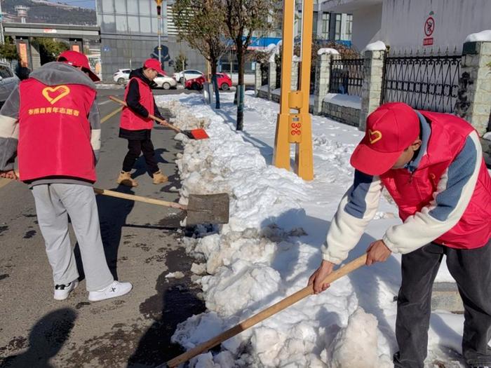 让寒潮变“暖流”！冰天雪地里的这群“志愿红”很暖~