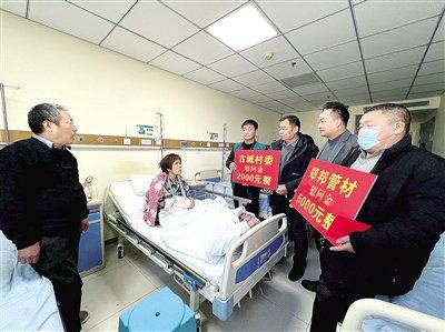 消防员驰援镇雄山体滑坡救援，河南老家向其住院母亲送上慰问