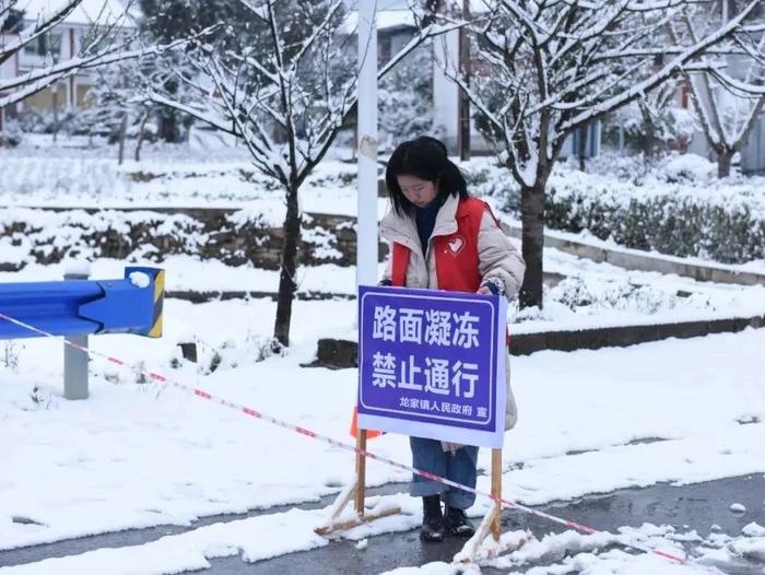 让寒潮变“暖流”！冰天雪地里的这群“志愿红”很暖~