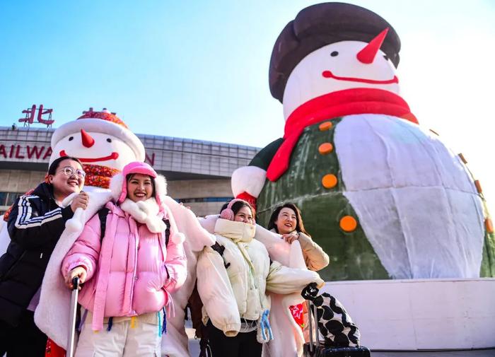 沈阳2个巨型雪人亮相！地点就在……