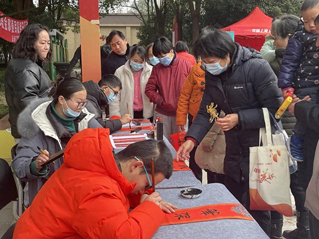 今年上海将搭建全市物业费缴纳平台，探索提升小区公共收入透明度