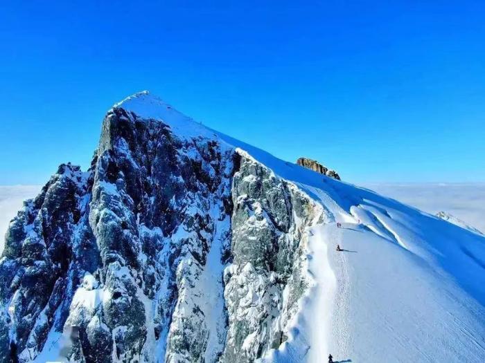 媒体：云南哈巴雪山一名登山者滑坠遇难，此后是否禁攀尚待通告