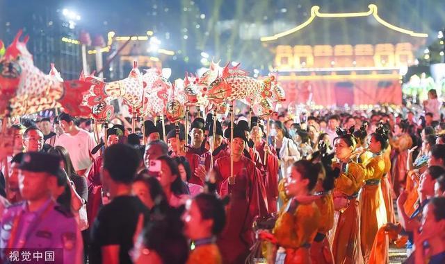 去年8月,河南省第十四届运动会闭幕后,洛阳天街文体游行(图片来源:视觉中国)