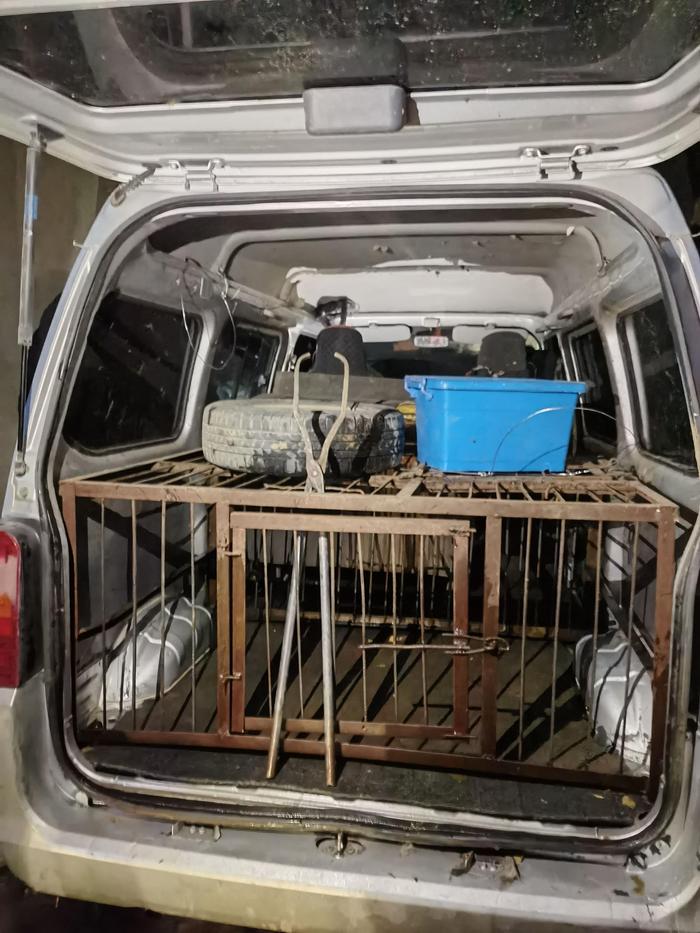 驾套牌车在农村地区偷狗，两男子被北京通州警方刑事拘留