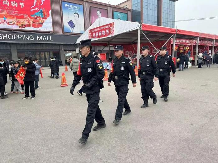 【潞城公安】百警千人大巡防——群众赶集办年货 民警“赶集”送平安