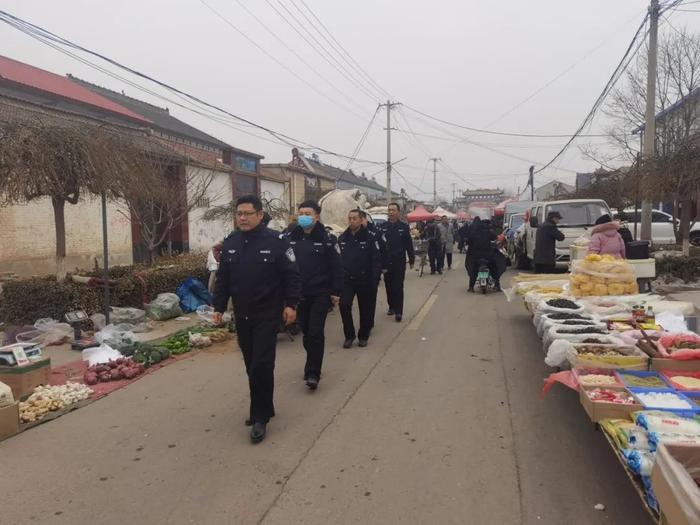 【潞城公安】百警千人大巡防——群众赶集办年货 民警“赶集”送平安