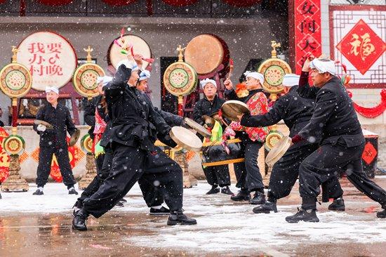 老幼全是演员、簸箕锄头都是道具，村晚开场热气腾腾的中国年