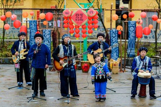 老幼全是演员、簸箕锄头都是道具，村晚开场热气腾腾的中国年