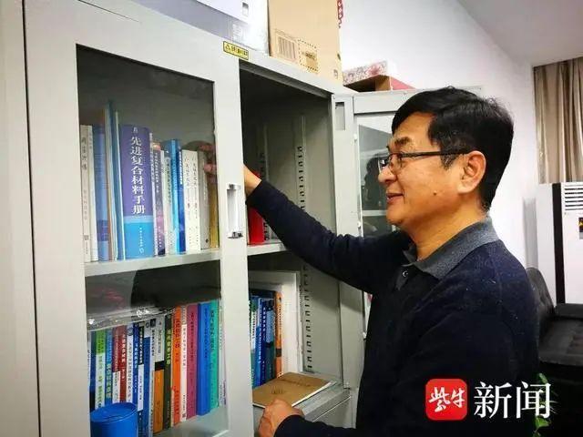 此刻学生瑟瑟发抖？高铁上改论文的博导找到了！