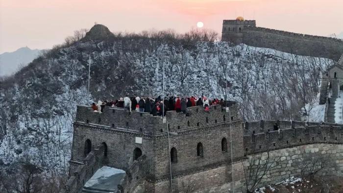 来“北京国安”踢场雪地足球，登慕田峪长城当好汉！