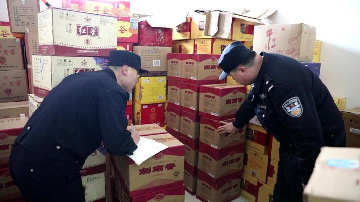 怀柔警方打掉一假酒销售点，查获假冒高端品牌白酒近200箱