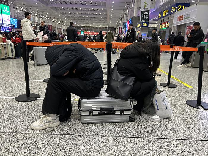 图集｜凌晨的上海虹桥火车站，等候返乡列车的万千旅客