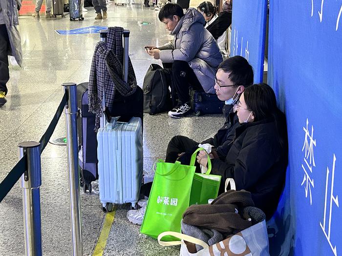 图集｜凌晨的上海虹桥火车站，等候返乡列车的万千旅客