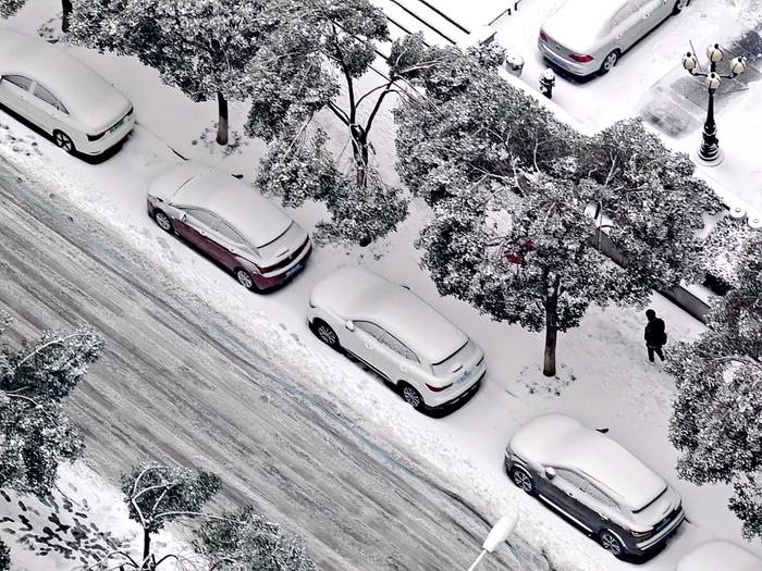 中央气象台继续发布暴雪、冰冻橙警，鲁苏局地积雪达10厘米