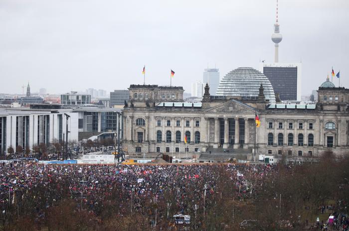 “15万人涌向柏林帝国议会大厦”