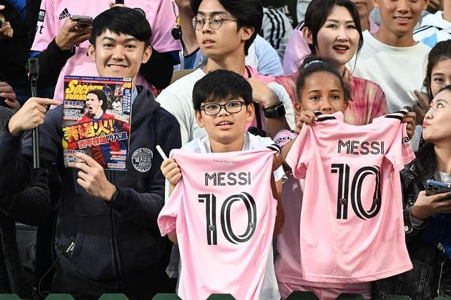 体坛联播｜日本队遭遇伊朗点球绝杀，梅西引发香港球迷热潮