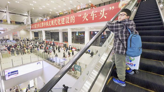 图集｜凌晨的上海虹桥火车站，等候返乡列车的万千旅客