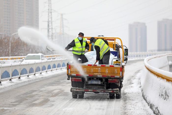 春运直击｜雪后天晴，郑州东多列高铁同时进出站运送旅客