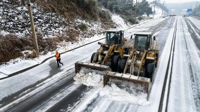 专访交通运输部路网中心：雨雪冰冻天气公路交通如何保障