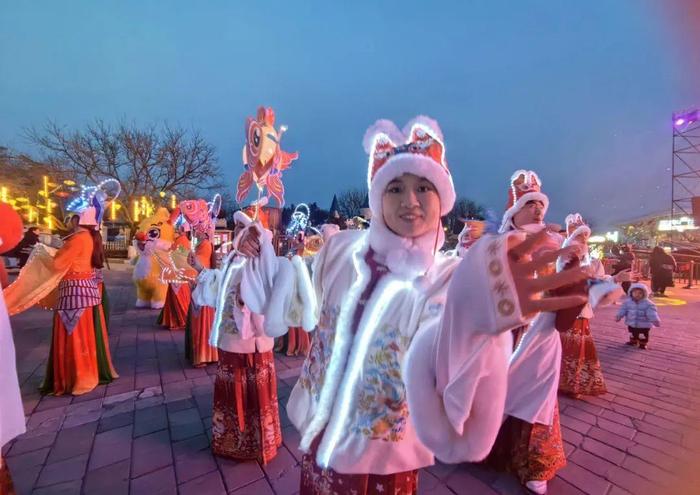 演出、庙会、花灯、美食……石景山游乐园恢复迎春庙会！首次举办“灯火游园会”