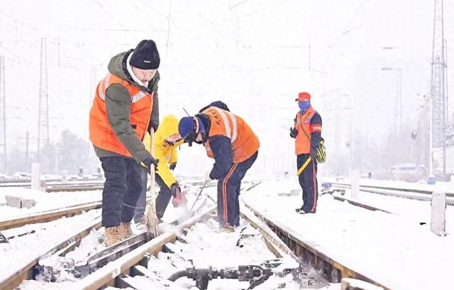 铁路部门应对低温雨雪冰冻灾害，动态调整汉宜等线路列车开行方案