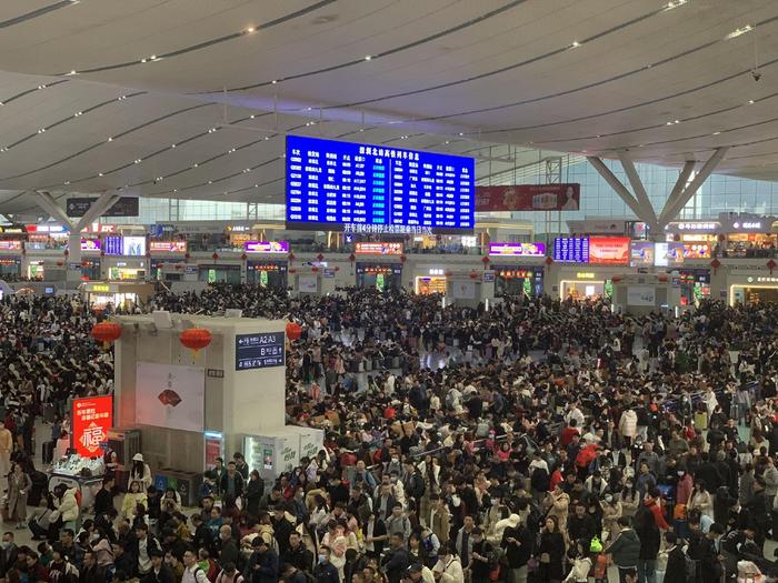 春运直击｜雪后天晴，郑州东多列高铁同时进出站运送旅客