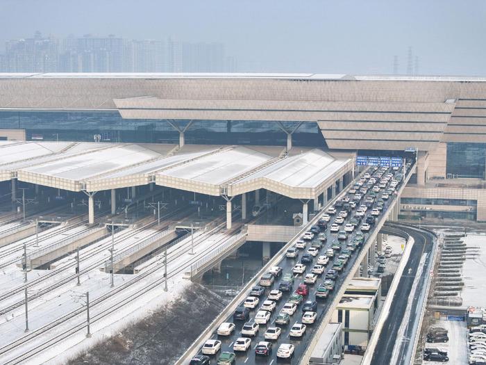 春运直击｜雪后天晴，郑州东多列高铁同时进出站运送旅客