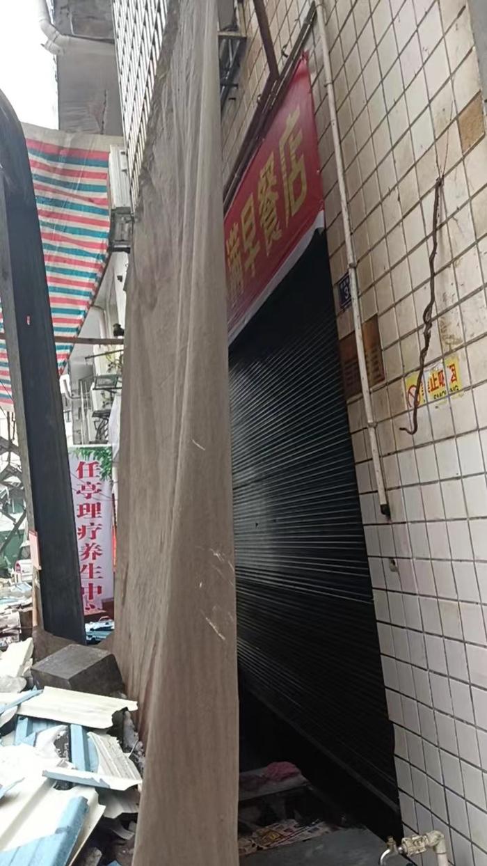 湖南益阳菜市场垮塌事故：一女性摊贩遇难，顶棚或无支撑结构