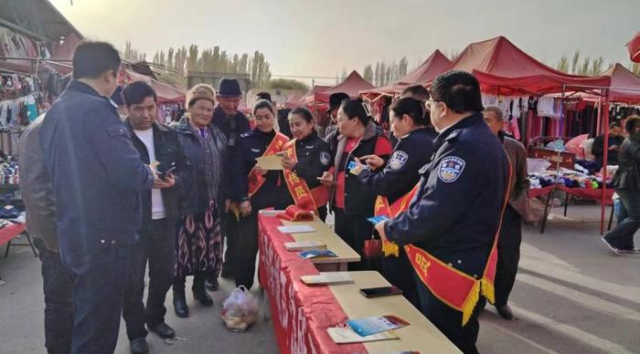 新疆司法行政机关工作人员为群众送上“法治年货”