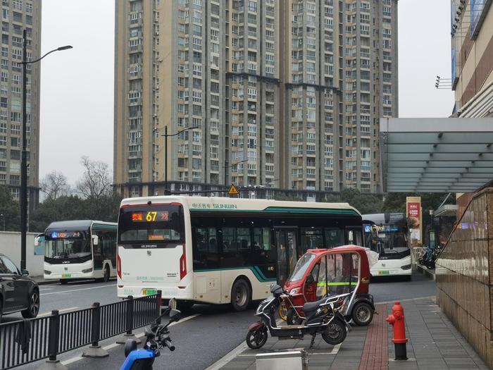 故意开“慢车”不能早到站？上海乘客反映有公交司机绿灯也在车站不走